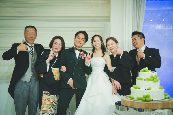 優しい誓いと笑顔の輪がつながる､感謝に満ちた特別な一日