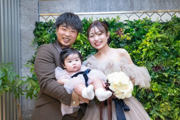 秋色に染まる会場とカラフルな砂の層 – 愛娘と紡ぐ、3人だけのサンドセレモニー